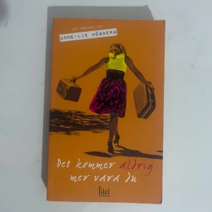 Det kommer aldrig mer vara du - En roman med ett färgstarkt omslag som visar en kvinna med resväskor, redo för nya äventyr. Perfekt för dig som gillar berättelser om förändring och självständighet. Passar unga vuxna som söker känslor och livsresor.