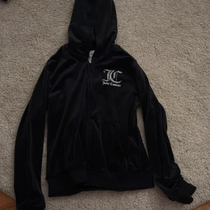 Jättefin Juice Couture jack hoddie  - Jättemysig och fin och passar till olika outfits.