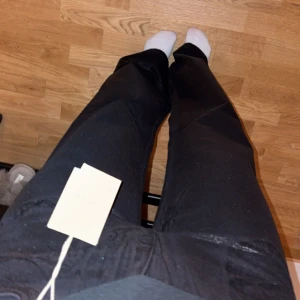 Lis Bonne Atelier The Silver Denim Black  - Sååå snygga byxor från Lis Bonne. Funkar perfekt både till vardags och fest. Oanvända med prislapp kvar. Såg nu när jag skulle fota de att de ser lite annorlunda längst upp på kanten där bak (se sista bild), dock inget man lägger märke till när man har de på sig.