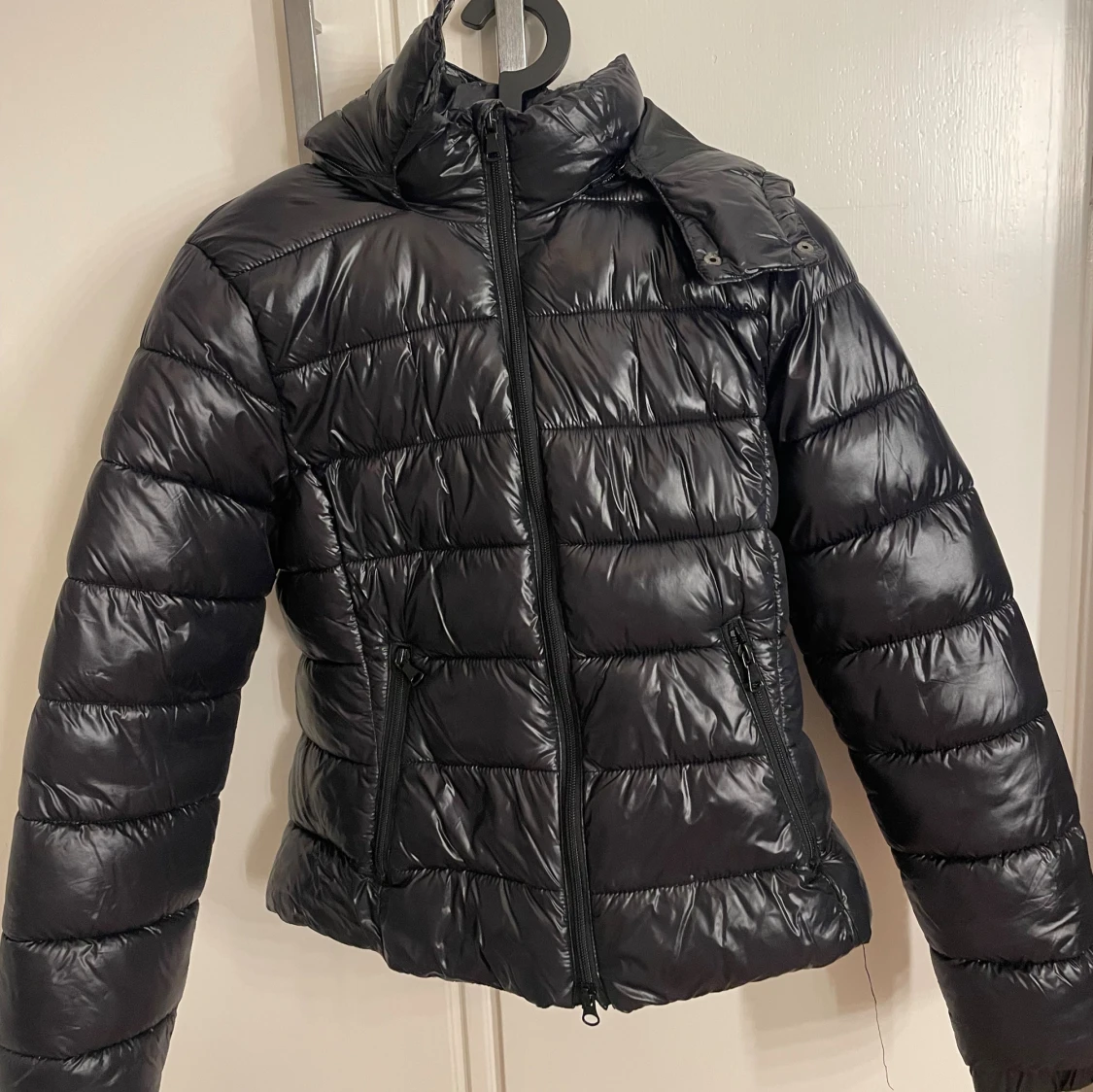 Svart pufferjacka med huva