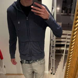 Ralph lauren full zip - Tjena! Säljer nu denna skit snygga Ralph lauren zipen. Varann har inga defekter, urtvättanden är designen. Skriv om ni har några frågor 
