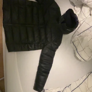 Svart pufferjacka Calvin Klein  - säljer en Svart Calvin Klein pufferjacka i storlek S säljer den eftersom den har blivit för liten för mig priset kan diskuteras. ny pris 2500kr