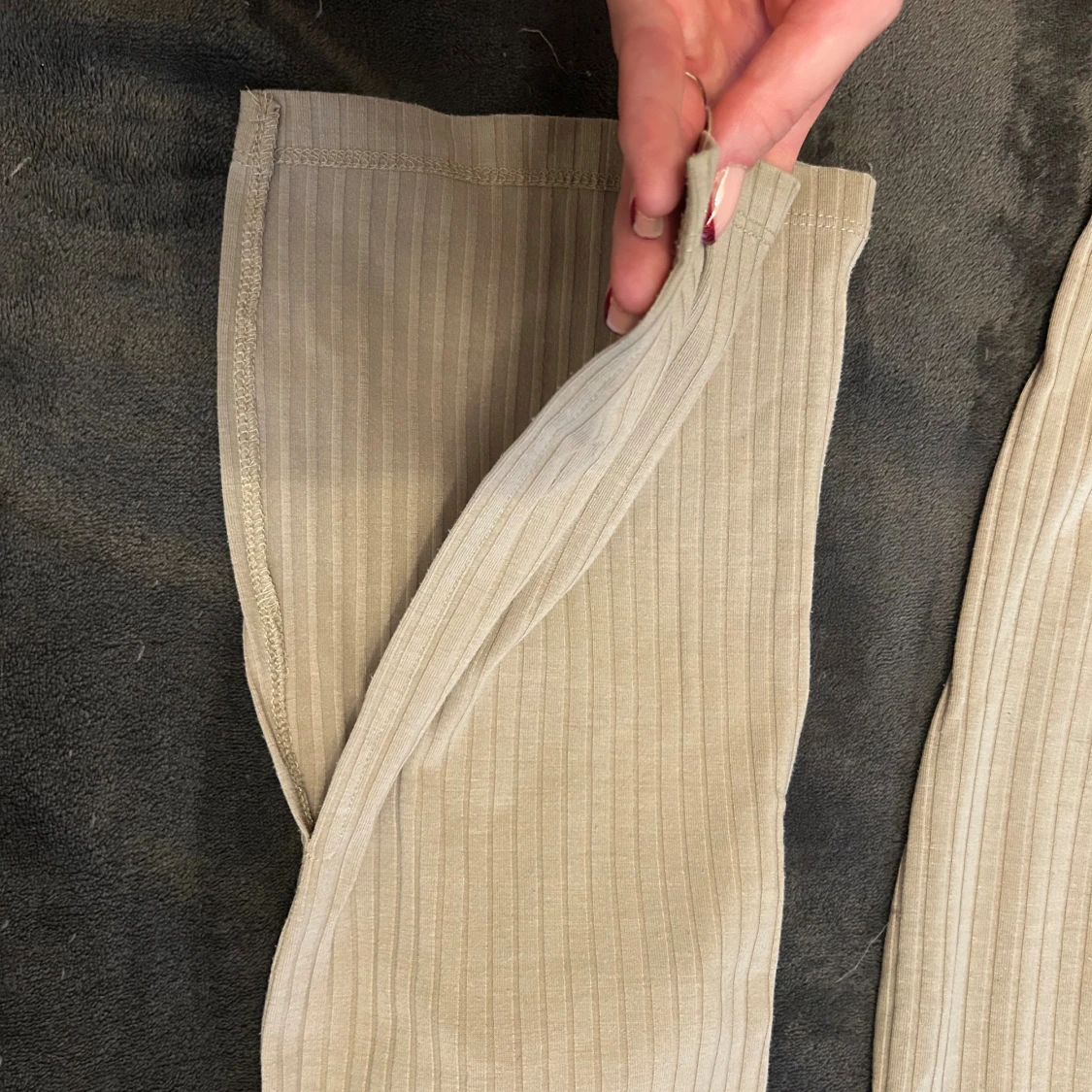 Beige ribbade byxor från NLY Trend - 2