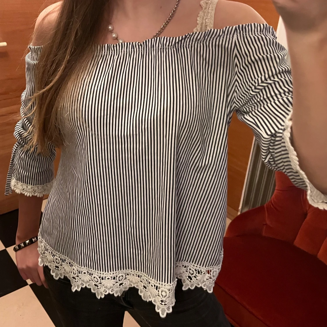 Randig offshoulder blus med spets - 1