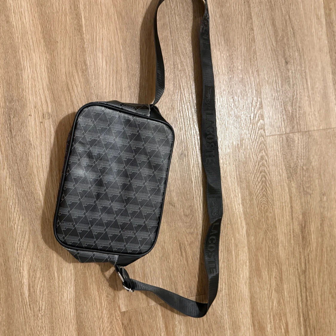 Svart axelväska från Lacoste - 1