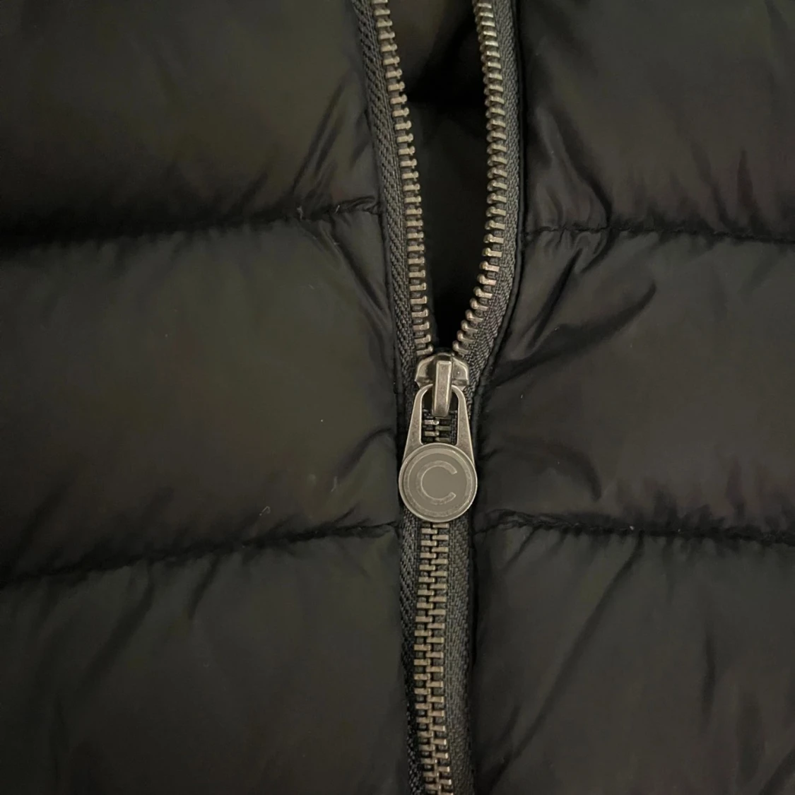 Svart dunjacka med huva från Colmar - 91