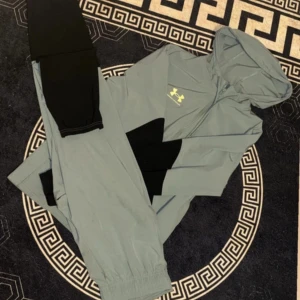 Under Armour grå vindjacka med huva - *!!skriv i minsta intresse!! *Bought in may 2025 V *Fast dilveryc *No sign of use V *selling because its too small for me V *decent offers only *will respond to messages fastv *!!!!NO RETURNS!!!!*