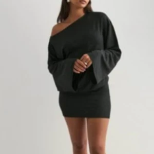 Off shoulder klänning - Off shoulder klänning från Nelly helt ny med prislapp kvar💕