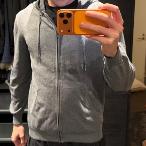 Massimo Dutti grå zip hoodie - Grå Massimo Dutti Zip Hoodie med mörka accenter på armbågarna Sitter som S/M ungefär