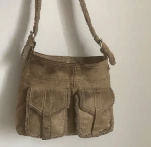 Y2k väska - En fin y2k väska köpt på plick! Lurvig på insidan. Har ingen användning för väskan men hoppas nån annan kan få💋