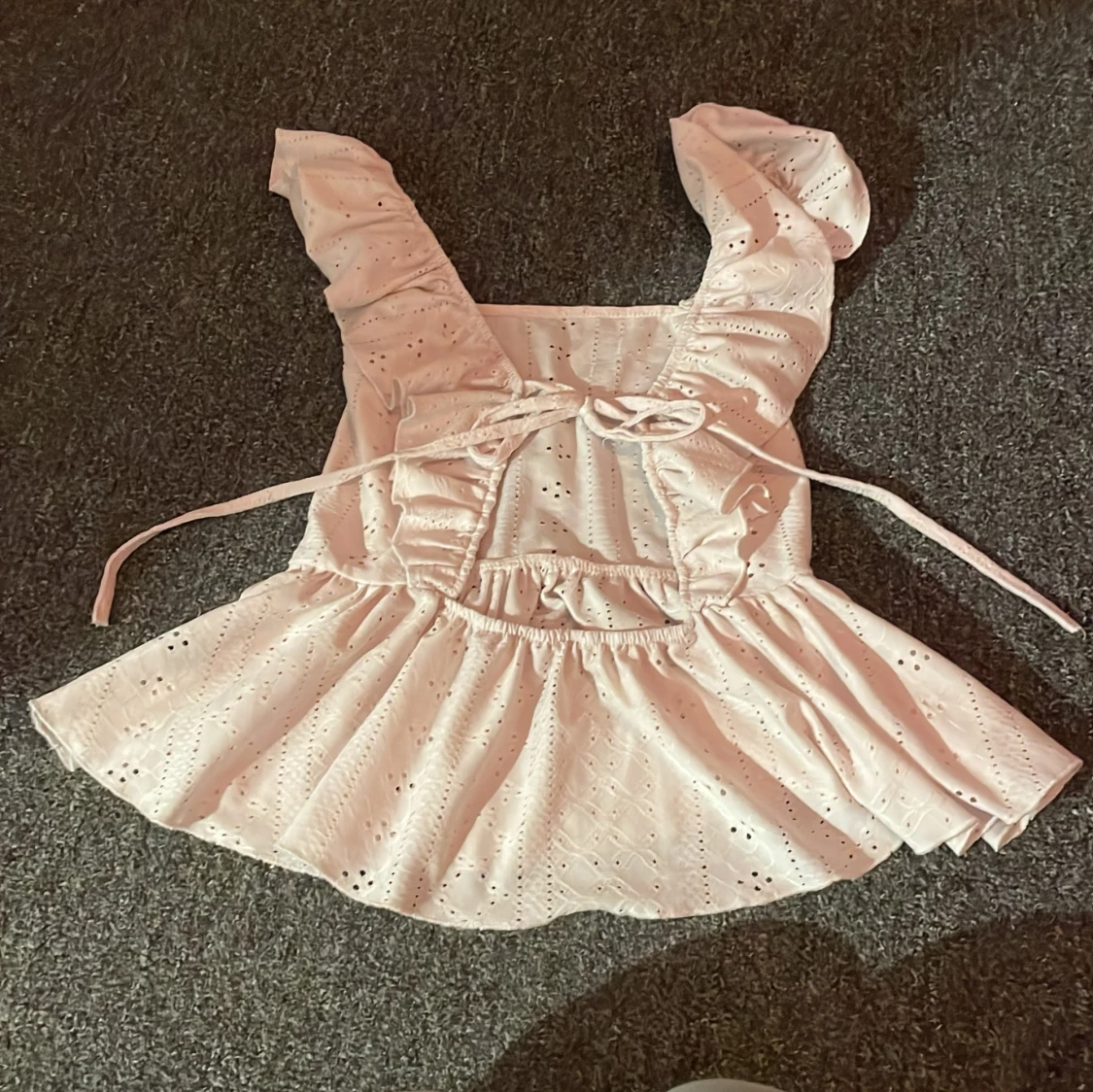 Ljusrosa topp med volang från SHEIN - 1