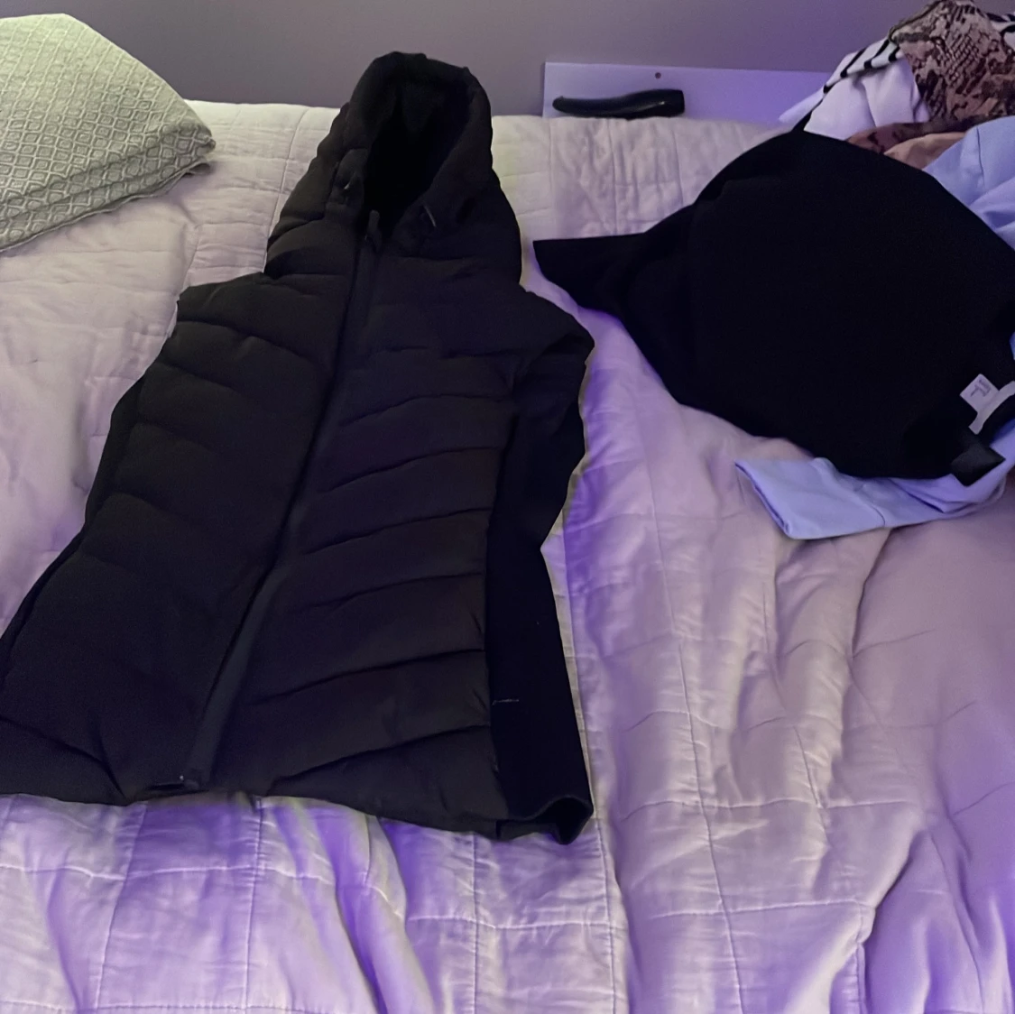 Svart dunväst med huva från Zara - 1