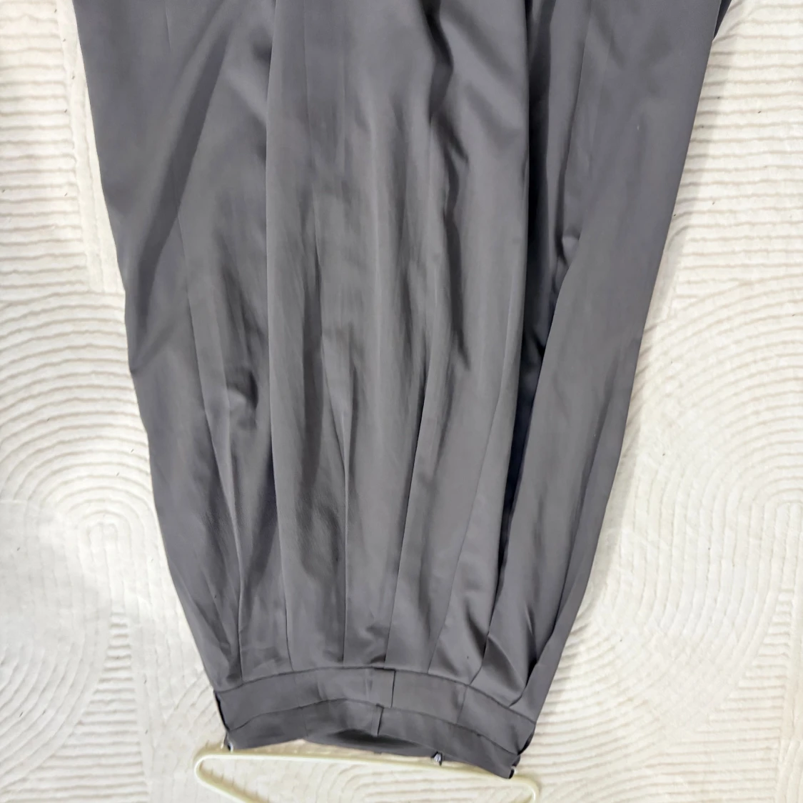 Grå långkjol med veckad design - 1