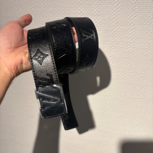 L bälte svart - Helt nya oanvända bälten i olika märken, modeller och färger! Kommer bra packat samt med ett litet verktyg som du enkelt kan göra hål med ifall du skulle behöva det. Vi postar allas ordrar inom 24h för att du ska få ditt paket så fort som möjligt! Använd helst instabox men PostNord funkar också! 