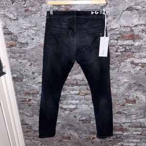 Dondup Jeans - Mycket fint skick, inga defekter. Nypris ca 3500kr. Storlek W31, passar dig som är mellan 173-183cm ungefär. Inga konstigheter med jeansen. Tags medföljer inte. Skriv för mer information!🤝
