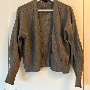 Grå kofta  - Grå superskön kofta från Zara, köpt för längesedan men i mycket bra skick