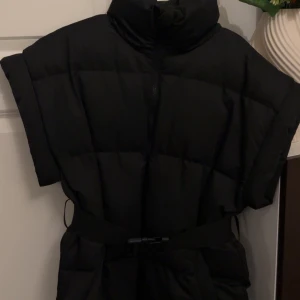 Väst med bälte  - Oanvänd, normal i storleken.