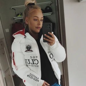 Vinterjacka  - Jacka i storlek S, liten fläck på höger ärm (se bild) annars i superfint skick❣️