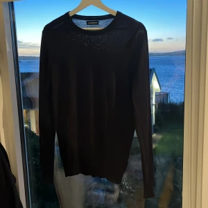 J.Lindeberg tröja - Mörkblå baströja från J.Lindeberg i storlek M.