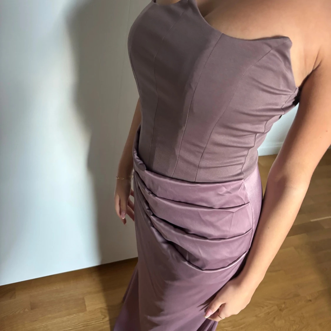 Lång lila axelbandslös klänning - 1