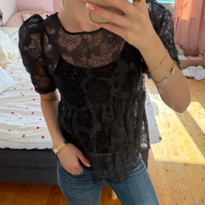 Spetstopp med puffärmar  - Så snygg svart spetstopp med söta buffertar i storlek 34(xs)