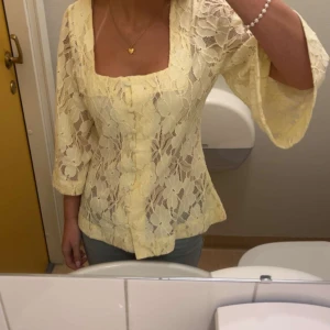 Supersöt ljusgul blus - Sååå fin spets blus med trekvartsärmar