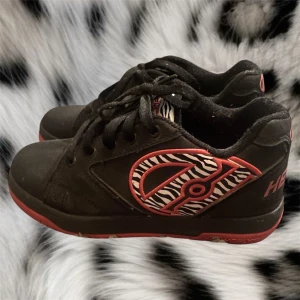 Heelys skor🩷 - Snygga heelys skor med zebra mönster på sidan🩷jag har tyvärr inte hjulen men de borde gå att köpa separat ifrån en annan säljare om du vill åka runt med dom🩷