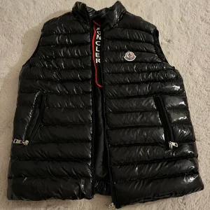 Moncler väst - Jätte snygg moncler väst i bra skick, används ej längre!