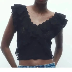 Svart volangblus med spetsdetaljer - Supersöt svart blus med volanger och spetsdetaljer. Bara använt någon enstaka gång!😍😍