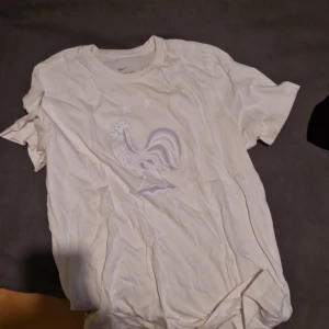 nike x frankrike vit t shirt - passar träning o livstil den är bomull