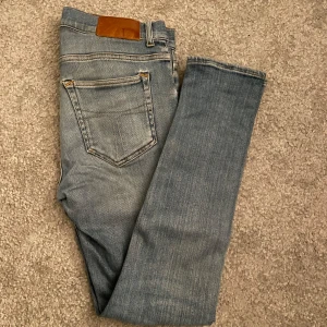 Tiger of sweden jeans - Säljer ett par ljusblå slim jeans från tiger of sweden, tillverkade i Italien. Jeansen har en klassisk femficksdesign och gylf med dragkedja. 