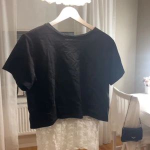 Vit tvådelad topp med spets  - Superfin topp i spets och croppad t-shirt med rund halsringning i storlek 170. Toppen har en romantisk känsla och är perfekt för dig som gillar en feminin och stilren look. Den är lätt och luftig, vilket gör den skön att bära under varmare dagar. Hör gärna av er vid frågor eller funderingar! 💖