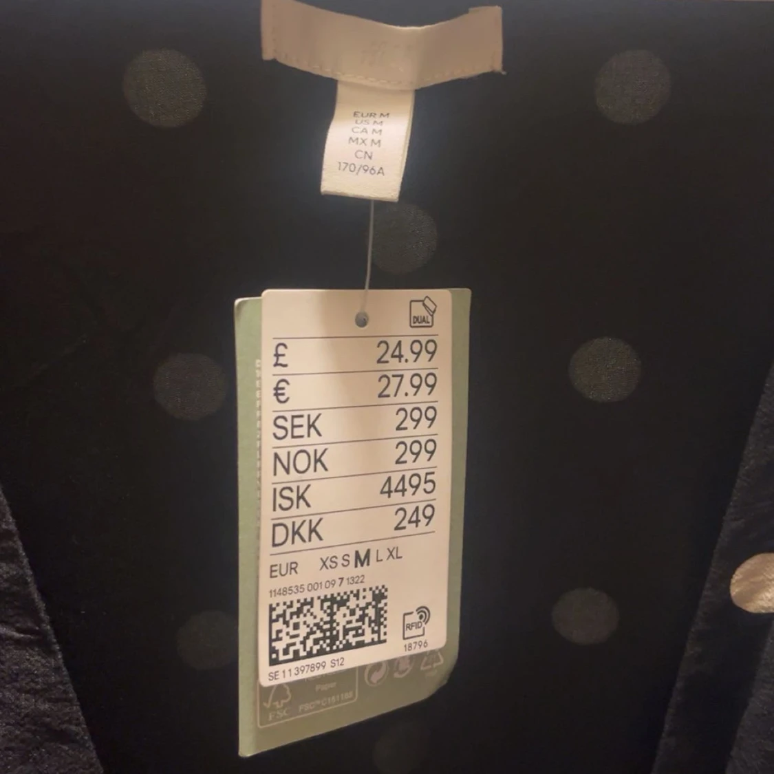 Svart prickig omlottklänning - 2