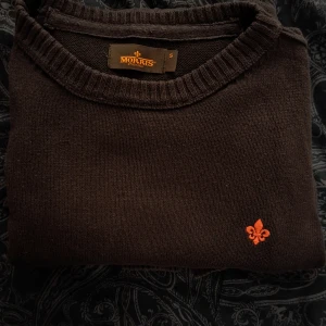 Snygg Morris tröja i marinblå  - Hej säljer en jättefin tröja från Morris. Färgen är Marinblå och logan är den klassiska röda! Skicket är 7/10 du kan se lätt användning av tröjan. Nypris ca 1200kr.