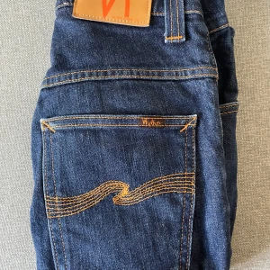 Nudie jeans mörk blå - Nästan helt nya mörkblå nudie jeans använda ett få tal gånger W27 L32, modell thin finn/ slim fit. Pris kan diskuteras