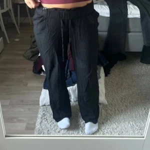 Svarta linnebyxor  - Svarta linnebyxor från Vero Moda. Byxorna har raka ben och är i jätteskönt material!