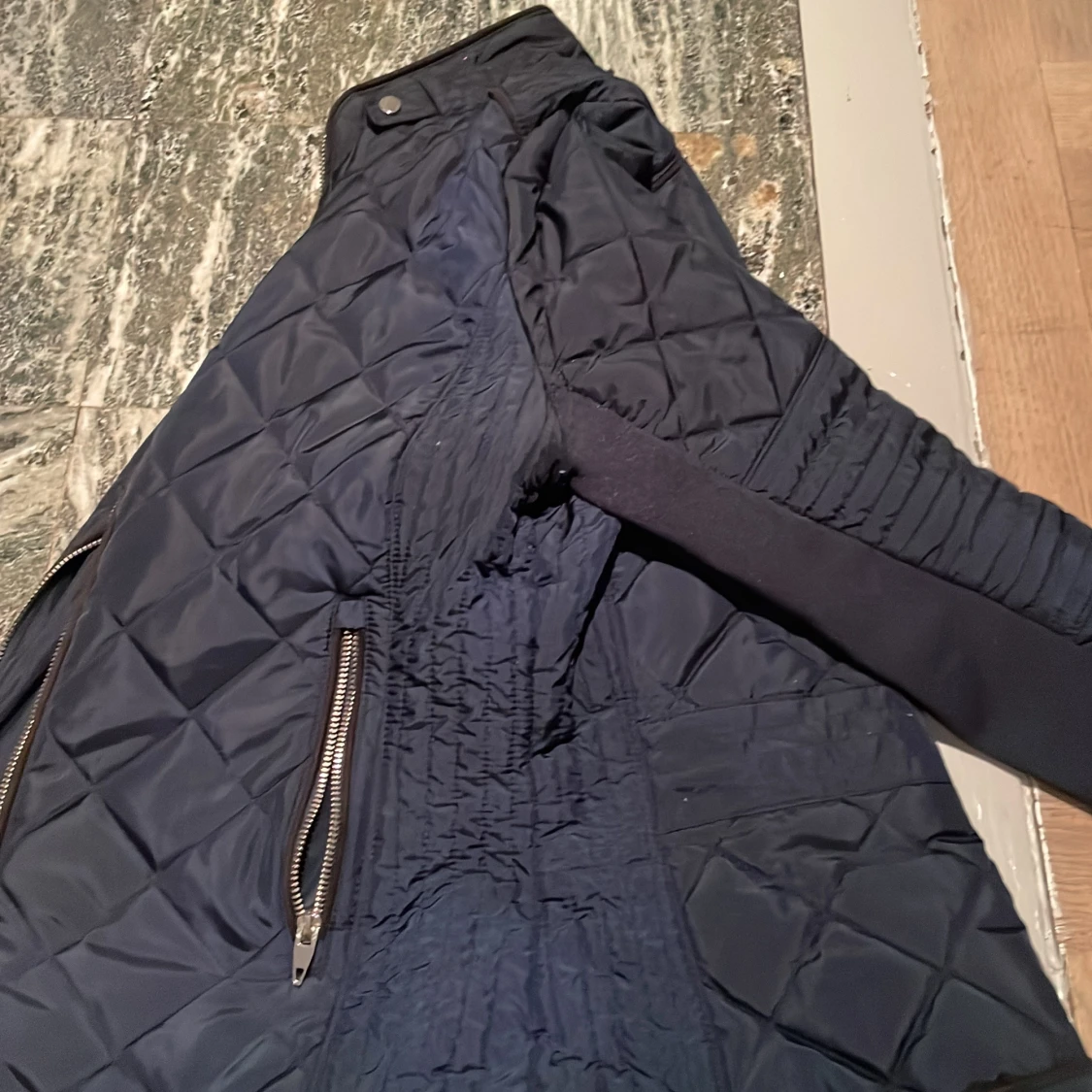 Quiltad mörkblå jacka från Vero Moda