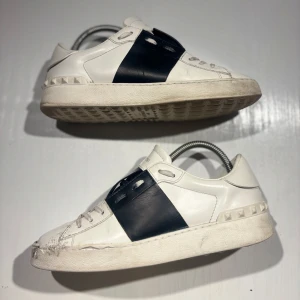 Valentino Open - Hej! Säljer nu mina skor från märket Valentino , storlek 38 använt skick, allt på bilden ingår. Tveka inte på att höra av dig om du har frågor eller funderingar kring skorna! 