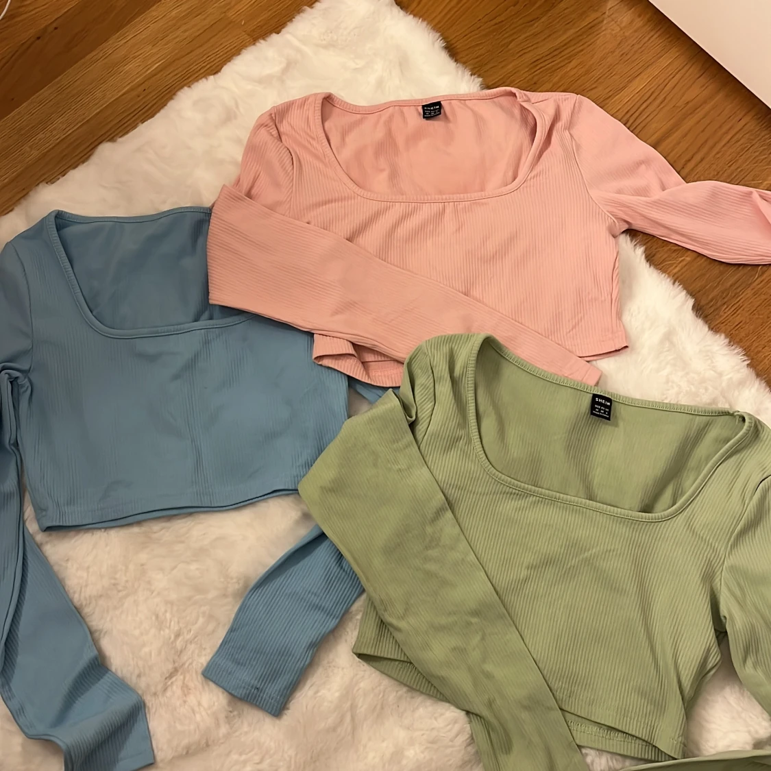 Ribbad croppad topp i pastellfärger storlek M