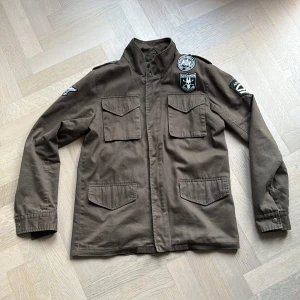 Field Jacket - Skitsnygg Field jacket från Only & Sons, lik den kända från Ralph Lauren. Har en snygg ”militärgrön” färg som är perfekt nu för höst/vinter. Jättebra skick förutom att de saknar knapp på ena armen(jätteenkelt att fixa) och därför säljer för ett så lågt pris. Skriv om några undringar!☺️