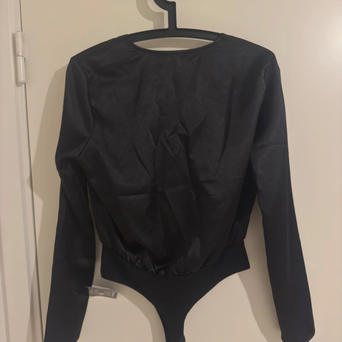 Svart omlott body i satin från NLY One - 2