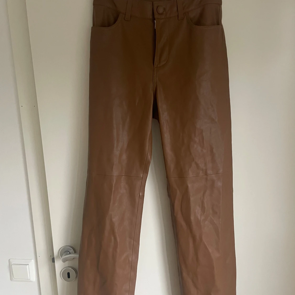 Bruna raka byxor i skinnimitation Samsoe Samsoe  - 1