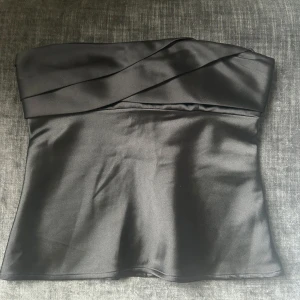 Festtopp - Festtopp från Zara storlek S, liten defekt på baksidan (finns på tredje bilden)