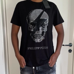 Philipp plein t shirt strl M - Storlek M. Helt ny. Fin replika med grym kvalitet. Modellen är 175cm väger 67kg. Pris: 900kr. Först till kvarn som gäller. Skickas direkt inom 24h