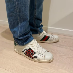 Gucci snake skor storlek 43 - Gucci Snake skor i storlek 43, paret är i väldigt fint skick. Givetvis äkta och kan skicka äkthetsbevis  ifall det önskas 😊