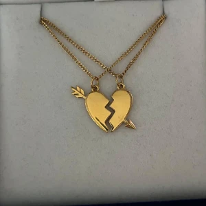 Maria Nilsdotter inspirerat halsband - Aldrig använda, 18K guldpläterade och tillverkade i rostfritt stål. Kedjornas längd är  40+5 cm och nickelfria. Om du har fler frågor, tveka inte att höra av dig 🤗