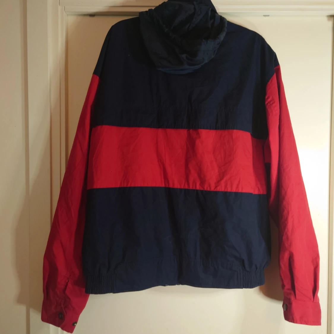 Blå och röd vindjacka från King Louie - 2