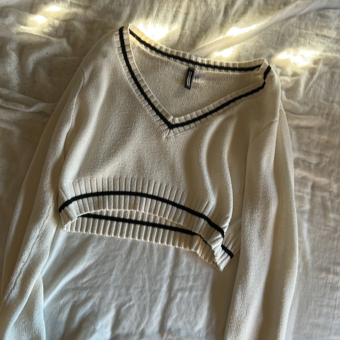 Vit stickad tröja med svarta ränder H&M