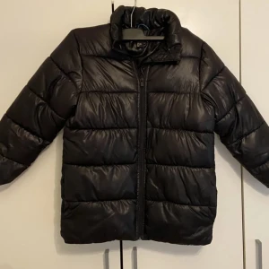 Svart pufferjacka från H&M - Svart pufferjacka från H&M. Storlek EUR 146. Knappt använd. 