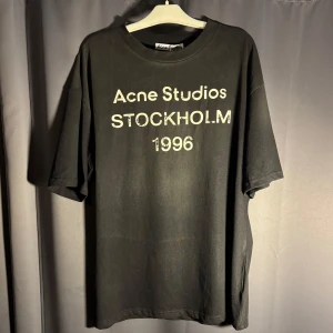 Acne Studios T Shirt - Tja, säljer en Acne Studios T-Shirt i färgen svart. Storlek L men passar M. Skick 10/10. Nypris 2000 mitt pris 549. Hör av er vid frågor o funderingar!